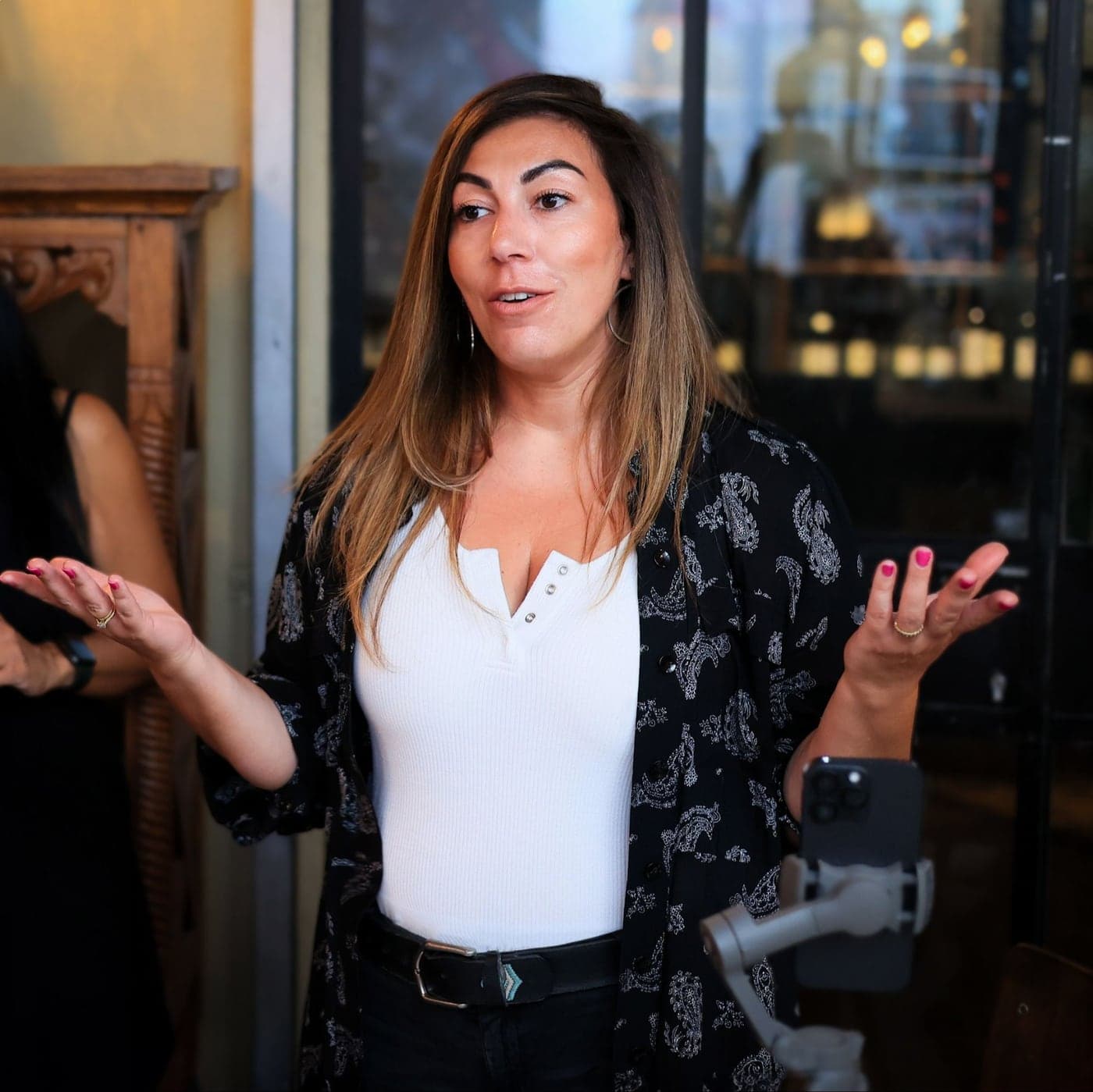 Sarah Tordjman, coach Instagram, les bras ouverts lors d’un atelier