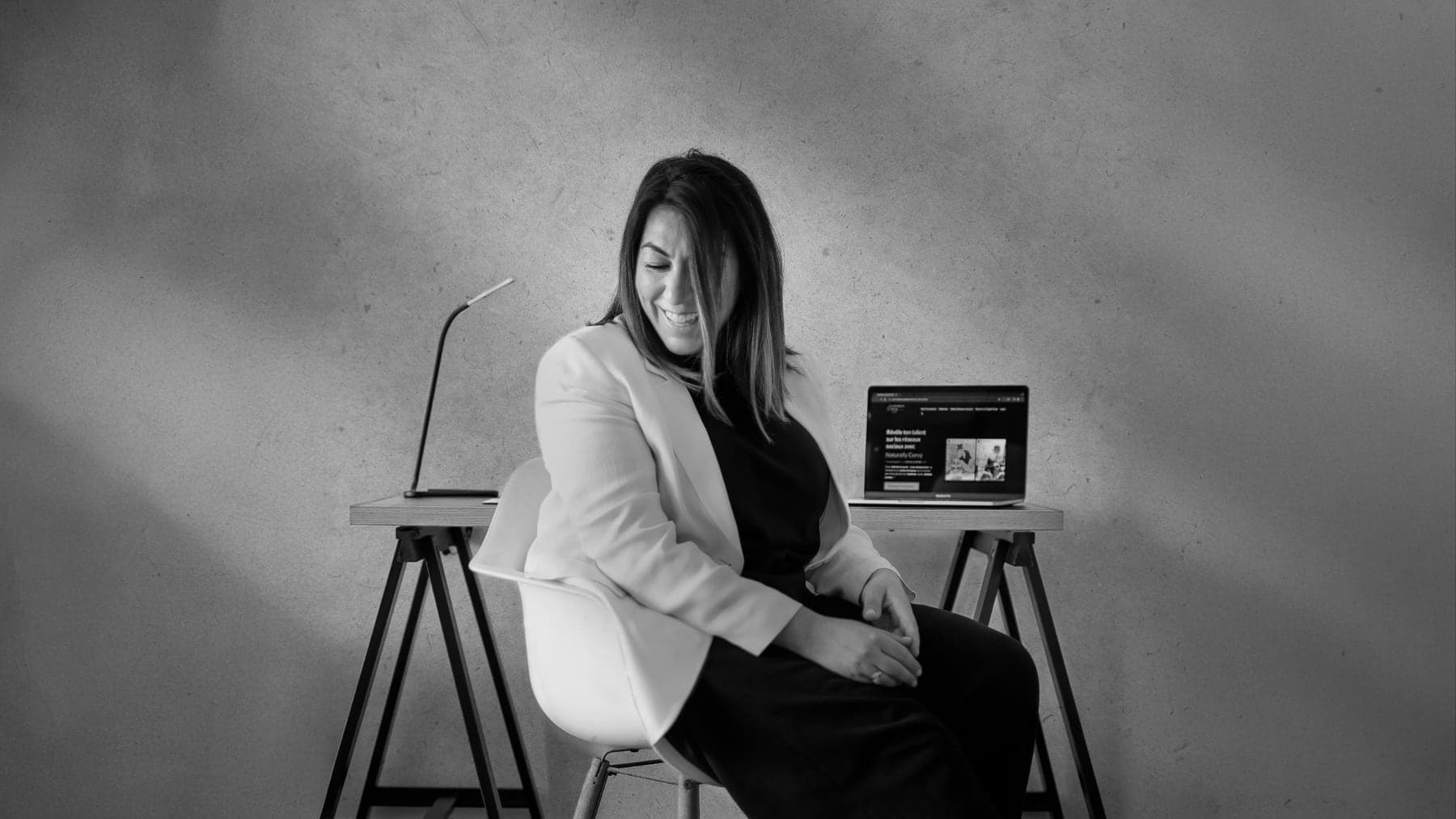 Sarah Tordjman à son bureau, portrait en noir et blanc